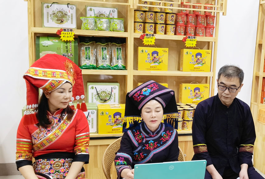 選手在進(jìn)行在線(xiàn)路演。